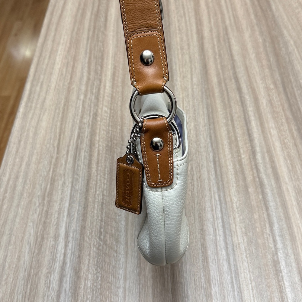 Vintage Coach Soho Flap Shoulder Bag in White / Tan Leather Is Authenticated - Picture 11 of 16
